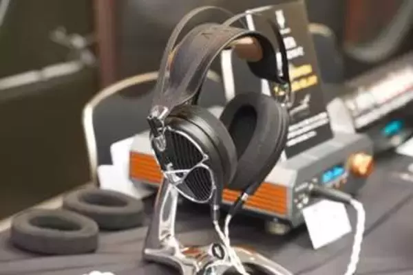 Meze Audio「ARTA」降臨、高インピーダンスな平面磁界型ドライバ。Brise Works卓上ヘッドフォンアンプ完成間近