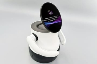 サムスン、OLEDをカセットやレコードに見立てたオーディオ機器提案。小型ロボットも