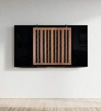 テレビに引っ掛けて音を拡散する音響パネル。「臨場感あるサウンドステージ実現」