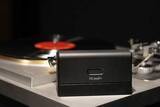 「DS Audio、音波でブラシ振動させレコードのホコリ除去。真空管ハイブリッドフォノイコも」の画像1