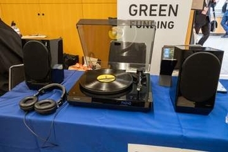 “レコード&CD一体型”プレーヤーやヘッドフォン×スピーカーのバイノーラル空間