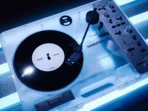 コルグ×atmos。クリアボディのポータブルレコードプレーヤー「HNDYTRX PLAY AJ」。DJプレイも可能