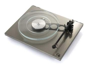 Rega、トーンアームやベルト強化したアナログプレーヤ「Planar 6 RS」
