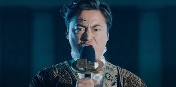 Netflixシリーズ「国民クイズ」、山田孝之演じるK井K一の“七変化”場面カット