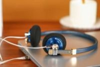 ROSE、レトロデザインヘッドフォンに“ロイヤルブルー”モデル