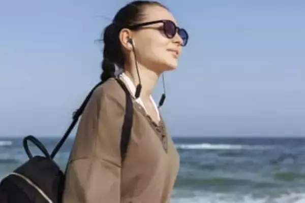 JBL、ロングセラーのネックバンドBluetoothイヤフォン進化。約25時間再生