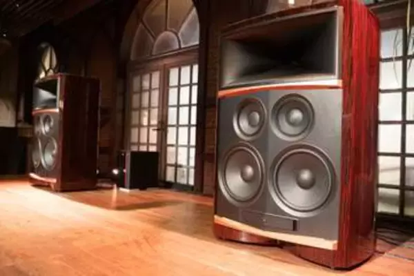 JBL、80周年スピーカー「Summit EVEREST」披露。「感性と音楽に訴えかけるフラッグシップ」