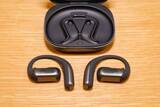 「【日沼諭史の体当たりばったり!】オープンなのにノイズ低減、Shokz「OpenFit Pro」が我が家のイヤフォン・ヘッドフォンを駆逐する勢い」の画像1