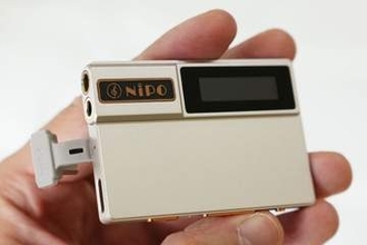 【レビュー】驚きの薄さで、余裕の駆動力。NiPOのDACアンプ「COCOM1」スマホに固定して使ってみた