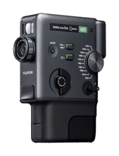 富士フイルム、8mmカメラ感覚で撮影、QRコード化して動画を“手渡し”「instax mini Evo Cinema」