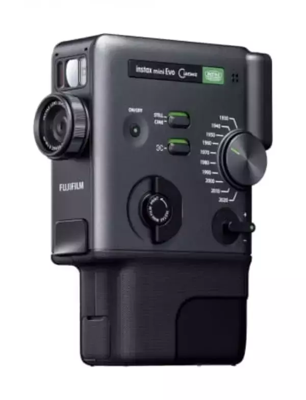 富士フイルム、8mmカメラ感覚で撮影、QRコード化して動画を“手渡し”「instax mini Evo Cinema」