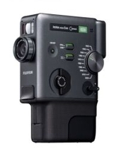 富士フイルム、8mmカメラ感覚で撮影、QRコード化して動画を“手渡し”「instax mini Evo Cinema」