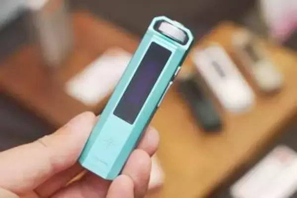 “スティック型DAP”再び、CDプレーヤー風など、レトロデザインオーディオ多数。ヘッドフォン祭開幕