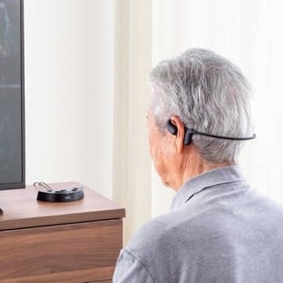 テレビの音が聞きやすい、オープンイヤー型イヤフォン