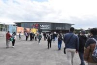 【藤本健のDigital Audio Laboratory】初心者も弾けちゃうスマートギターからウィンドシンセまで。激熱の中国楽器展示会に潜入！