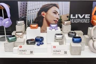 JBL、新世代スマート充電ケース採用のイヤフォン。装着感で選べる2機種