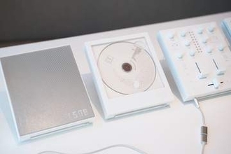 km5、壁掛けできるCDプレーヤー「Cp1」向けに、薄型Bluetoothスピーカー開発。無線でJDプレイ「Mp1」も