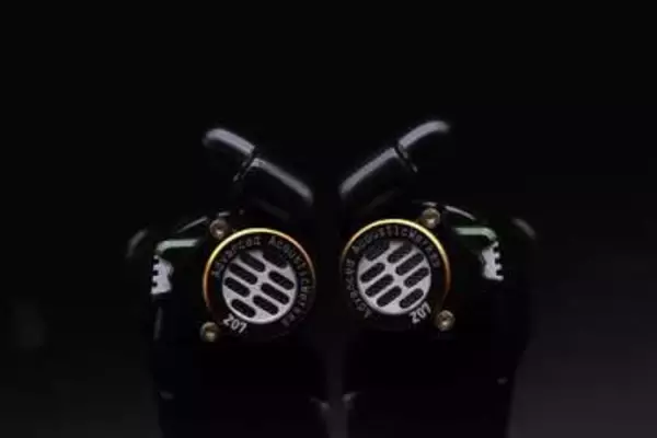 AAW、シャークフィンやカスタムアダプタで着け心地を選べるIEM「Z07」