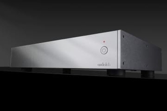 audiolab、独自CFB技術搭載した薄型ステレオパワーアンプ「9000P」。約25万円