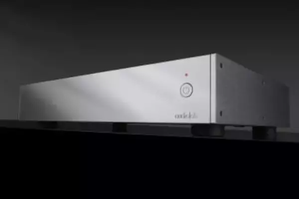 audiolab、独自CFB技術搭載した薄型ステレオパワーアンプ「9000P」。約25万円