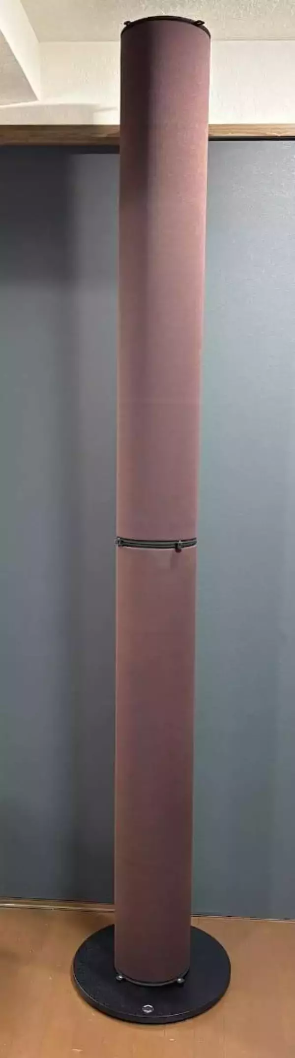 エスカート、天井やコーナーの音だまりを防ぐ音響チューブ。高さ2.4m