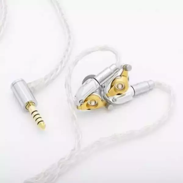 Acoustune「HS2000Air」。約13gの軽量ボディと新開発「ACT09」採用