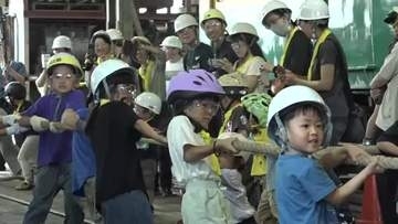 30トンの電気機関車と子どもたちの綱引き対決！勝ったのは…　富山・上市町の「カミ鉄の旅」が盛況