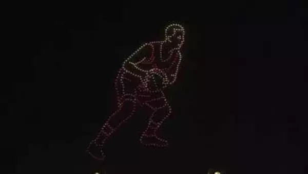 夜空にドローン５００機　グラウジーズにエール　富岩環水公園で７０００人が楽しむ