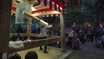力自慢が挑戦「ゴンゴン鐘つき大会」　50キロの丸太を担いで鐘をつく回数を競う　氷見市