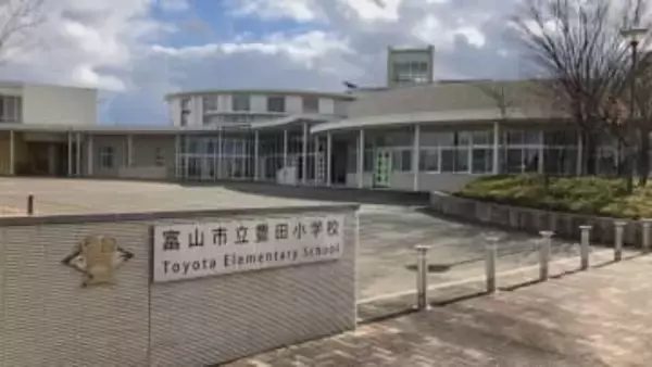 富山市の豊田小学校、落雷による停電から復旧し16日から再開　トイレ排水は仮設ポンプで急場しのぐ