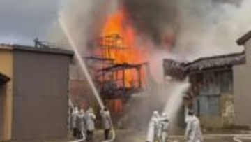 富山県高岡市の7棟燃えた火災、84歳男性とは依然連絡取れず　強風にあおられ燃え広がる　警察と消防が出火原因調べる