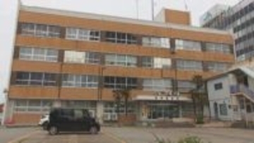 小学生が頭の骨を折る重傷　富山・高岡市の交差点で軽自動車と普通乗用車が衝突　4人が重軽傷