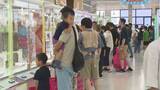 「買うより安くあがる？ クレーンゲーム専門店、景品が日用品だらけで主婦・ファミリー層に大人気　新鮮なキャベツ・卵・トイレットペーパーまるでスーパーの売り場」の画像1