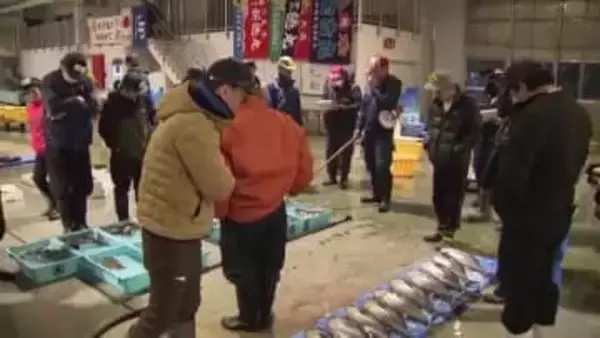 新湊漁港で初競り　威勢のいい掛け声響くなか競り人が次々とブリなど競り落とす