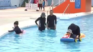 初泳ぎで歓声　魚津市ミラージュプールオープン 親子連れ100人が三連スライダーや海水プールを楽しむ