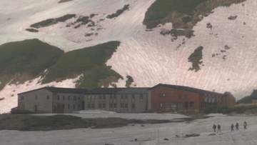 立山室堂の残雪が赤く染まる　「赤雪」現象、今年は例年以上の広がり「ここ数年では一番」　観光客や登山者からの問い合わせが相次ぐ