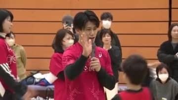 体操男子の五輪金メダリスト、橋本大輝選手が砺波市で体操教室　体の動作について子どもたちを指導