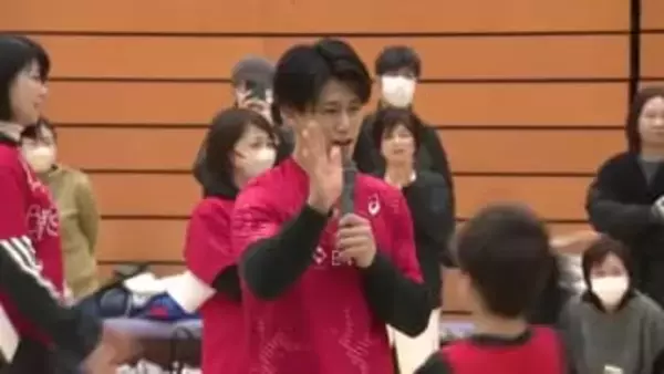 体操男子の五輪金メダリスト、橋本大輝選手が砺波市で体操教室　体の動作について子どもたちを指導