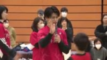 体操男子の五輪金メダリスト、橋本大輝選手が砺波市で体操教室　体の動作について子どもたちを指導