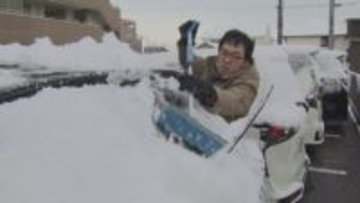 強い冬型の気圧配置続き断続的に雪降る富山県内　富山市では今季一番の冷え込み　除雪作業に追われる