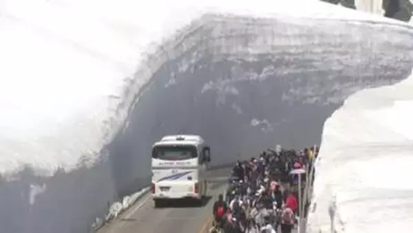 立山黒部アルペンルート全線開通から1カ月　迫力の「雪の大谷」に加えて「みくりが池ブルー」が姿を現しはじめる　「冥土のみやげ」と感嘆する観光客も