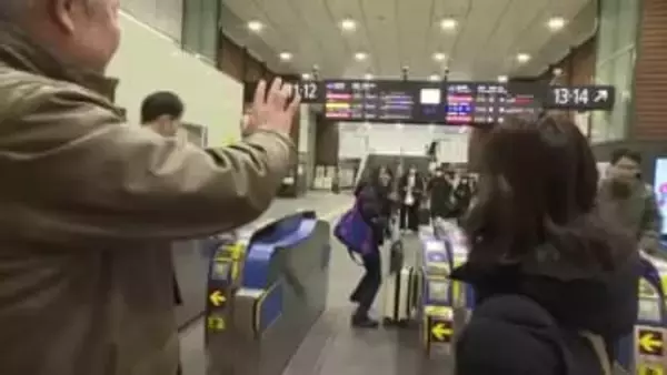 Uターンラッシュピーク 駅で家族と別れを惜しむ 富山から東京方面の新幹線の指定席はすべて満席