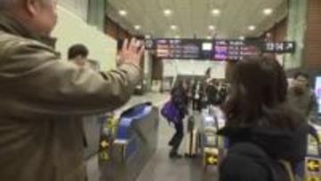 Uターンラッシュピーク 駅で家族と別れを惜しむ 富山から東京方面の新幹線の指定席はすべて満席