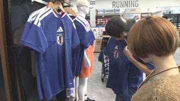 W杯日本代表ユニフォームは飛ぶように売れる　「導きの神」八咫烏が祀られる神社には400人が必勝祈願　富山でも高まる気運