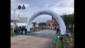 富山マラソン2025 まもなく号砲！ 熱気に包まれるスタート地点 全国からランナー集結