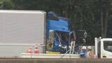 「北陸道の大型トラック追突事故、死者は2人に　意識不明の36歳男性の死亡確認　工事後の撤去作業が行われる中で発生」の画像1