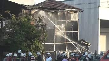 建設会社事務所で火事、隣の住宅に延焼　寝ていた従業員は自力で脱出　消防車など13台出動　富山・南砺市
