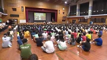 大雨で延期の始業式、富山市などで実施　校長がクイズ形式で防災を「用水があふれたら水位はどれくらい？」