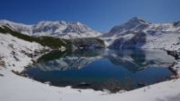 「三段紅葉」と立山連峰の「白銀の世界」が共演　限られた時間の絶景「逆さ立山」も