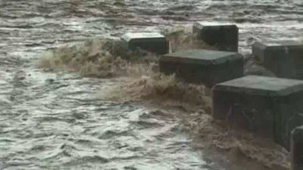 富山県に猛烈な雨、入善町で1時間に約100ミリの「記録的短時間大雨情報」　一時、黒部市・入善町・朝日町にレベル4の土砂災害危険警報と大雨危険警報　交通機関にも乱れ